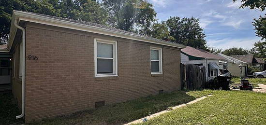 $825 - 2 bed 1 bath - Duplex Accepting Housing Vouchers Section 8, 916-918 N Dellrose St, Wichita, KS 67208