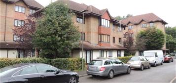 Flat to rent in Orchard Grove, London SE20