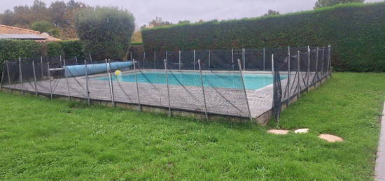 Maison avec piscine chauffée Izon