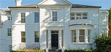 Flat for sale in Wray Park Road, Reigate RH2