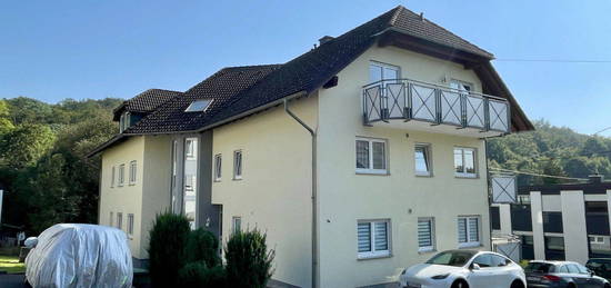 Helle DG Wohnung mit Balkon und Tiefgaragenstellplatz