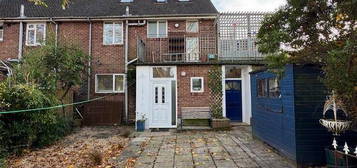 4 bedroom semi-detached house to rent