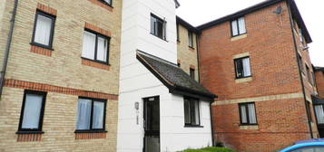 Flat to rent in Magpie Close, Enfield EN1