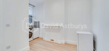 Flat to rent in Broadway Parade, London N8