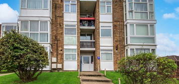 Flat for sale in Duncombe Drive, Dunstable LU5