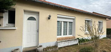 Maison à deux pas des commerces située à Malicorne Sur Sarthe, deux chambres, possibilité de trois.