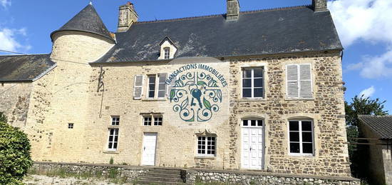 Entre VALOGNES et SAINT SAUVEUR LE VTE, manoir à restaurer, sur plus de 7 hectares. Ag du Donjon