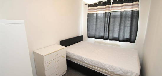 Studio to rent in Gadebridge Road, Hemel Hempstead HP1