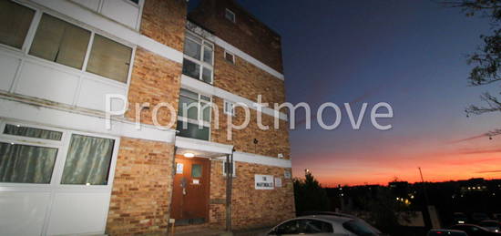 Property to rent in Crescent Road, Luton LU2