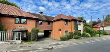 Flat to rent in Station Road, Overton, Basingstoke RG25