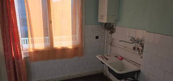 Inchiriez apartament cu 2 camere in Deva, ultracentrala, et. 2