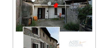 Casa con cortile privato a Paruzzaro(NO)