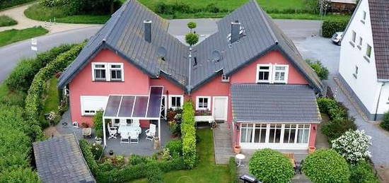 Einfamilien-Doppelhaushälfte mit Carport