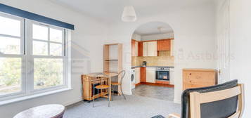 Flat to rent in Brooklands Court, Cavendish Road, Kilburn NW6