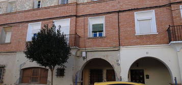 Casa adosada en calle Constitucion en Belchite