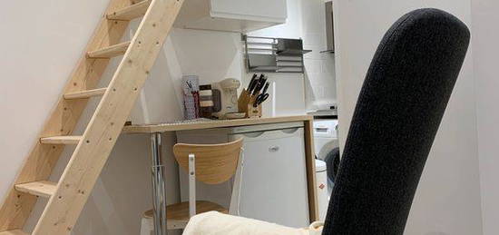 Studio meublé 11/16m² rénové, WI-FI – fibre inclus, tout équipé avec lave-linge séchant, quartier Batignolles 17ème