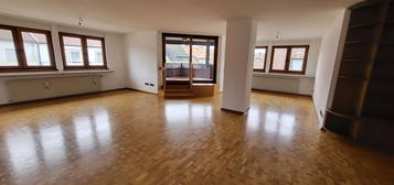 Imposante Wohnung mit Aufzug, 2 Loggien, Carport (Fußgängerzone)