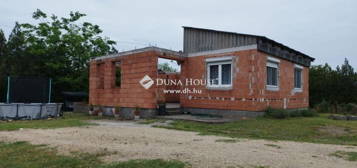 Tégla építésű önálló családi ház Dunaharasztiban