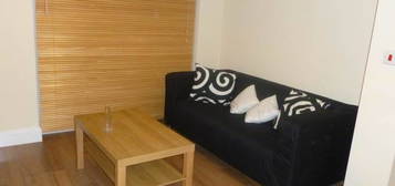 Flat to rent in East Avenue, Hayes, Middlesex UB3