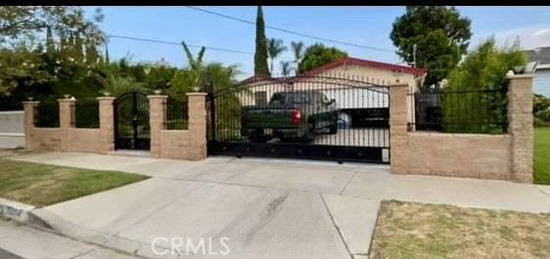 15354 Leadwell St, Van Nuys, CA 91406