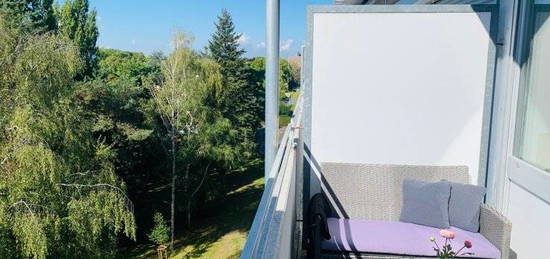 Voll möbliertes sonniges Studio mit Parking, Balkon, ausgestatteter Küche, und Netflix mit Rheinblick