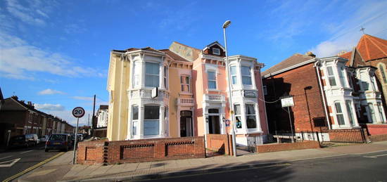 Room to rent in Waverley Road, Southsea PO5