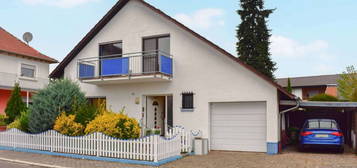 Familientraum in Sankt Leon: Freistehendes Einfamilienhaus mit großem Garten, Carport und Garage