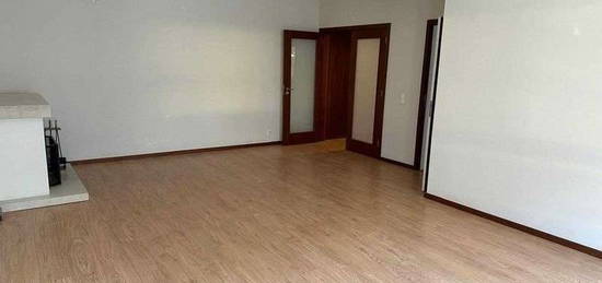 Apartamento T2 junto ao metro dos Combatentes