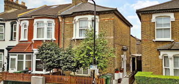 Flat for sale in Leyton Park Road, London E10