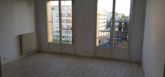 Appartement T3 64m2 Joué centre face à la poste