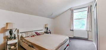 Flat to rent in Lodge Road, Croydon CR0