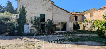 Maison avec dépendances et cour à Travaillan - Beau potentiel