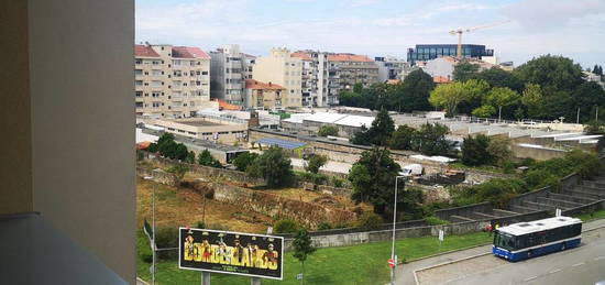 Arrendamento de Apartamento T2  na rua do Capitão Henrique Galvão, 130