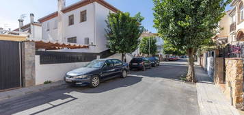 Chalet adosado en venta en calle Aracena