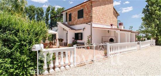 Villa in vendita in via Ulisse, 158