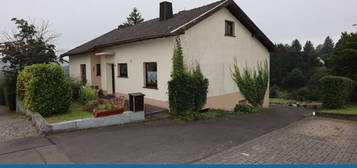 Gemütliches kleines Wohnhaus mit Balkon, Garten, Garage und phantastischer Aussicht, Hollerath