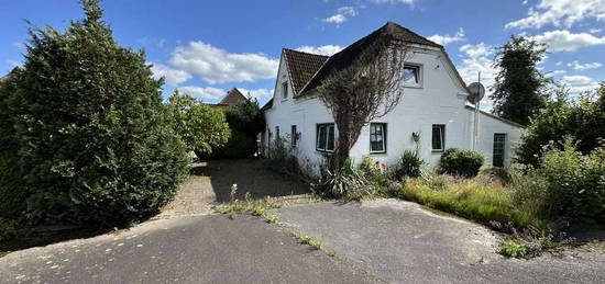 zentrale Lage in Bliesdorf  / Ostsee * Wohnhaus + Nebengebäude mit Sanierungsbedarf