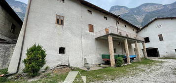 Grande casa da ristrutturare a Roveré della Luna