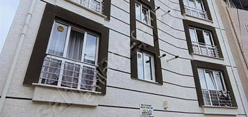 BATRK GAYRMENKUL'DEN AKMAHMUT APARTMANI'NDA 1+1 SATILIK DARE