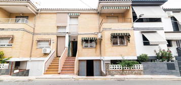 Chalet adosado en venta en calle Jardines