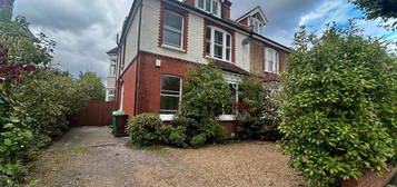 5 bedroom semi-detached house to rent