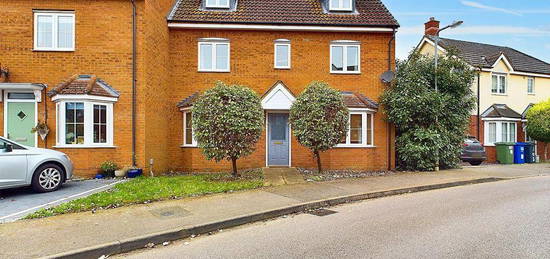 4 bedroom semi-detached house to rent