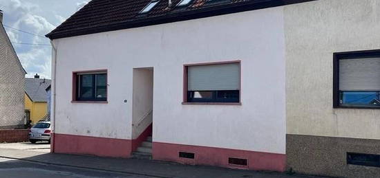 Renoviertes Einfamilienhaus in zentraler Lage - Ideal für Kapitalanleger oder Eigennutzer - in Bexbach -Frankenholz