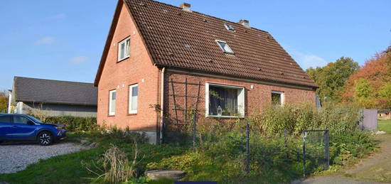 Klassisches Rotklinker-Einfamilienhaus auf 1458 m² parkänlichen Grundstück in
24245 Klein Barkau