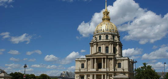 Au pied des Invalides