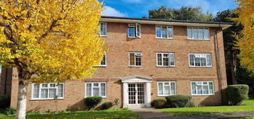 Flat to rent in Robin Hood Lane, Sutton SM1