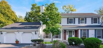 4 Cougar Cir, Wayne, NJ 07470