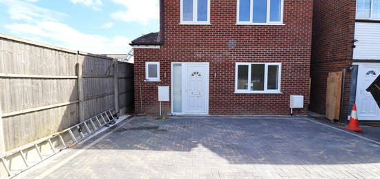 3 bed detached house to rent