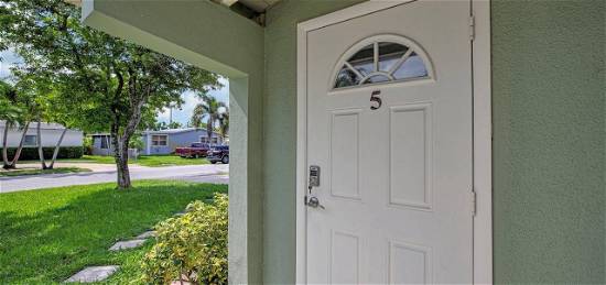 For Rent Rm For, Hollywood, FL 33024