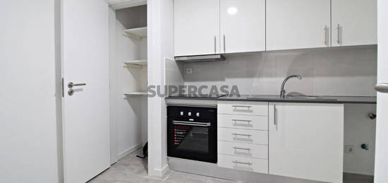 Apartamento T2 Remodelado com 2 casas de banho e varanda